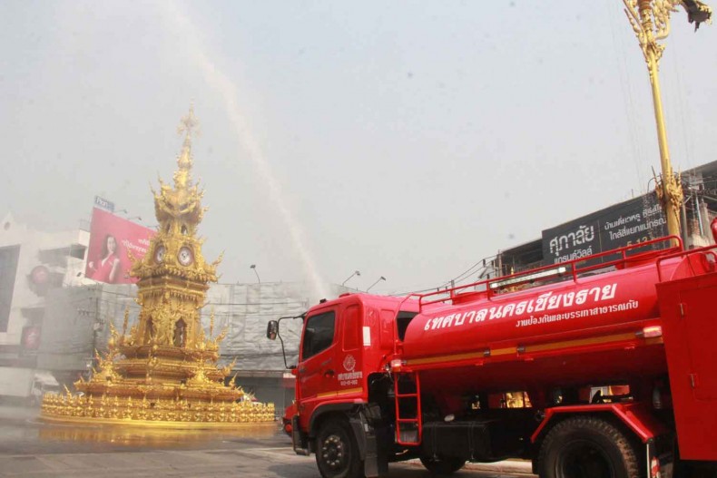 Xe cứu hỏa phun nước để làm sạch khói bụi dày đặc trong không khí tại tỉnh Chiang Mai. (Ảnh: Bưu điện Bangkok)