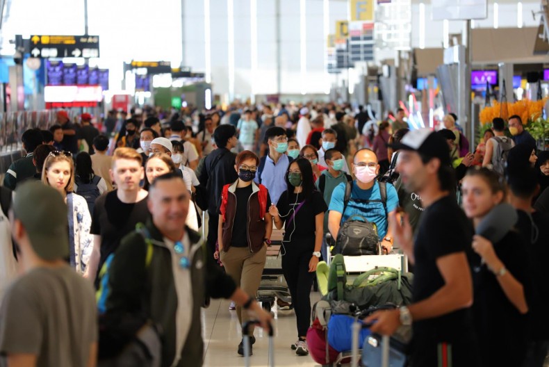 Du khách nước ngoài tại sân bay Suvarnabhumi của Thái Lan. (Ảnh: Bưu điện Bangkok)