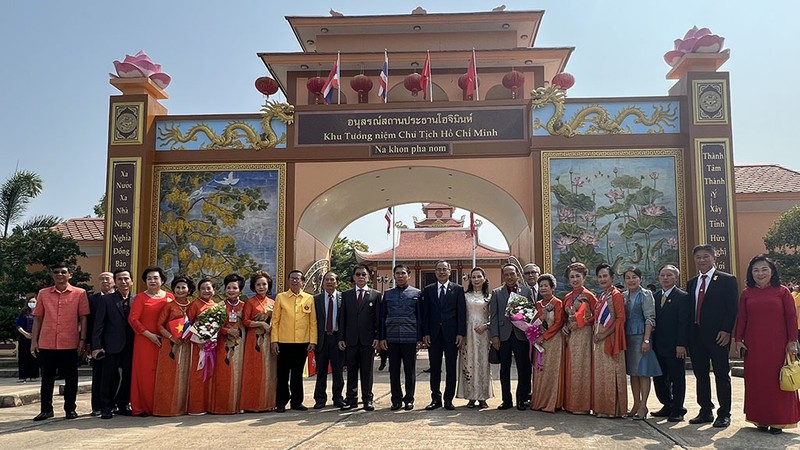 Đại sứ Phan Chí Thành, Tỉnh trưởng Nakhon Phanom cùng bà con kiều bào trước Khu tưởng niệm Chủ tịch Hồ Chí Minh ở Nakon Phanom.