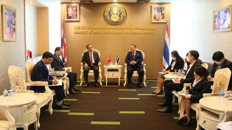 Buổi làm việc giữa Bộ trưởng Phát triển xã hội và An ninh con người Thái Lan Chuti Krairiksh và Đại sứ Phan Chí Thành.