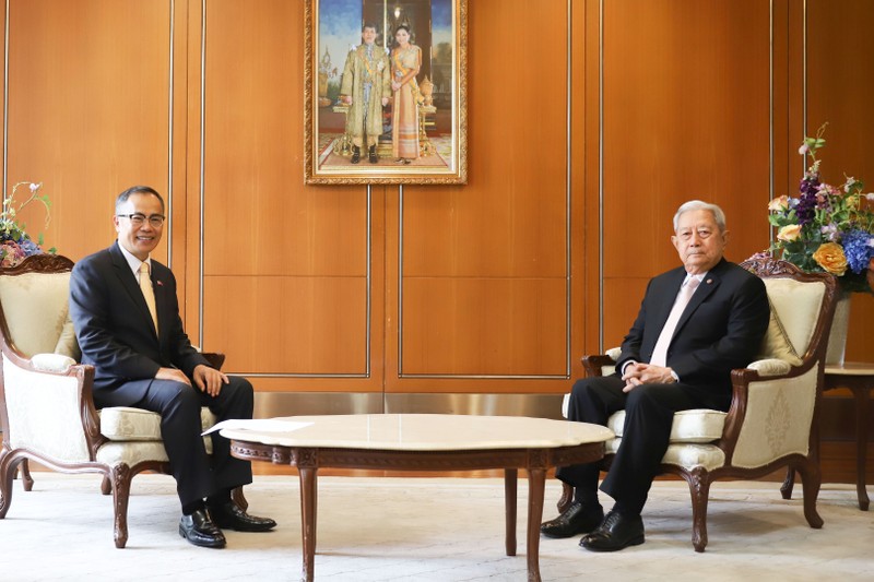 Đại sứ Phan Chí Thành trao đổi với Chủ tịch Hội đồng Cơ mật Hoàng gia Thái Lan Surayud Chulanont.
