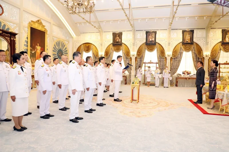 Thủ tướng và các thành viên chính phủ tuyên thệ nhậm chức trước Nhà vua Thái Lan.