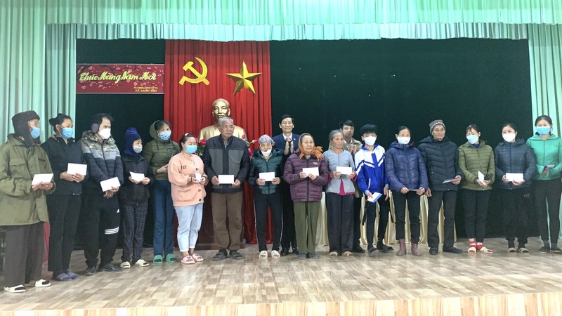Lãnh đạo Hiệp hội Doanh nghiệp tỉnh Thái Bình trao quà Tết cho các gia đình khó khăn xã Canh Tân (Hưng Hà, tỉnh Thái Bình)