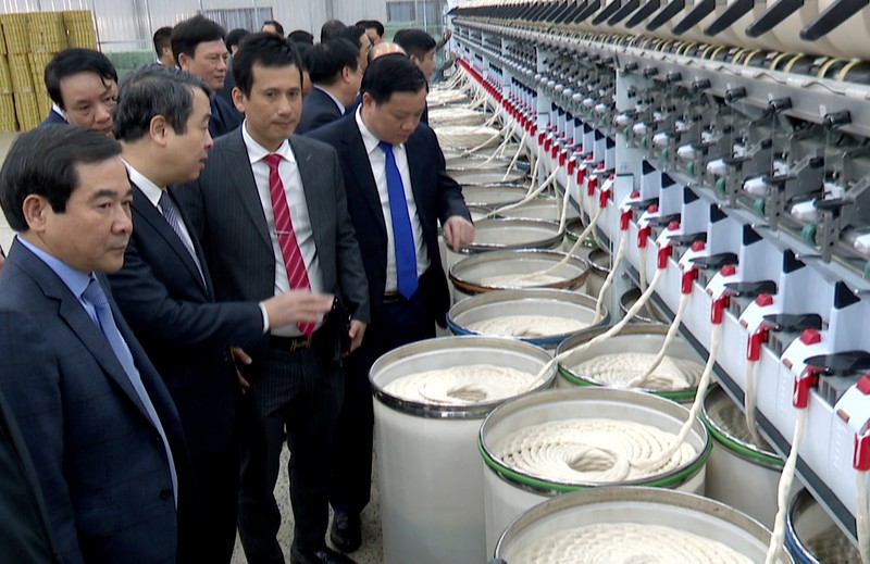 Các đồng chí lãnh đạo tỉnh Thái Bình thăm dây chuyền dệt sợi tại Công ty TNHH LOGITEX (cụm công nghiệp Vũ Ninh, huyện Kiến Xương).
