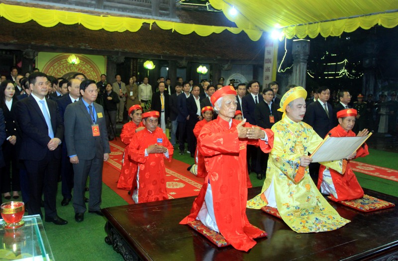 Phó Chủ tịch Quốc hội Nguyễn Khắc Định (thứ hai từ trái sang) cùng các đại biểu dự lễ bái yết tại đền Vua trong Khu di tích đền Trần.