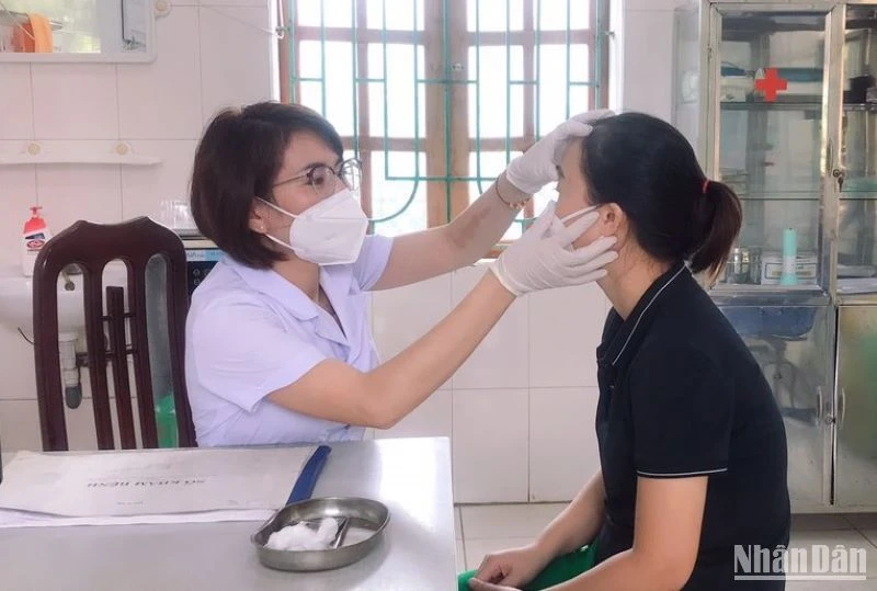 Trong 1 tháng qua, Trạm y tế xã Tân Phong (huyện Vũ Thư, tỉnh Thái Bình) phát hiện khoảng 200 trường hợp mắc đau mắt đỏ.
