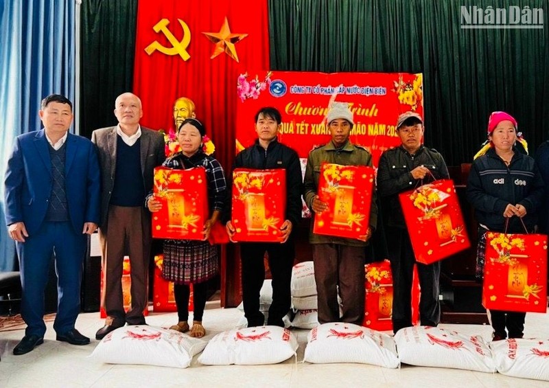 Lãnh đạo Công ty cổ phần Cấp nước Điện Biên trao quà Tết tặng hộ nghèo xã Nậm Tin, huyện Nậm Pồ.