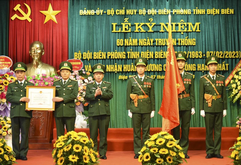 Thừa ủy quyền Chủ tịch nước, lãnh đạo Bộ Tư lệnh Biên phòng trao Huân chương Chiến công hạng Nhất cho Bộ đội biên phòng Điện Biên.