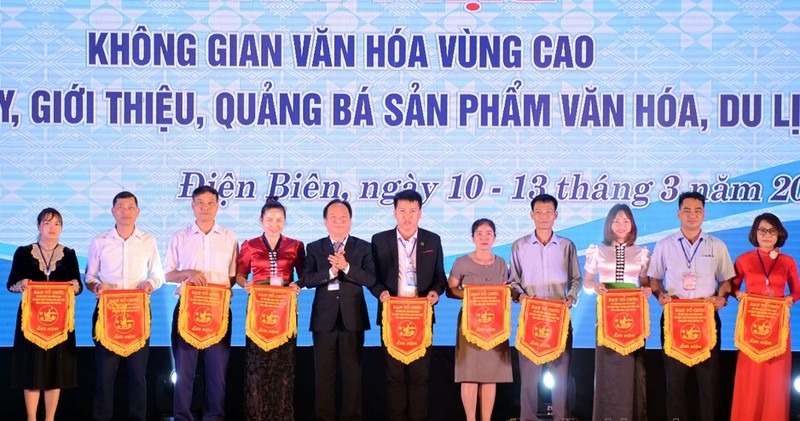 Ông Nguyễn Minh Phú - Giám đốc Sở Văn hóa, Thể thao và Du lịch tỉnh Điện Biên trao cờ lưu niệm tặng các đoàn tham gia.

