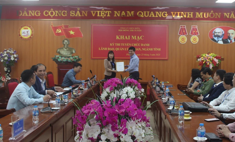 Đồng chí Lê Thành Đô, Chủ tịch Ủy ban nhân dân tỉnh, Phó Chủ tịch Hội đồng thi chuyển giao bộ đề thi cho Ban coi thi.