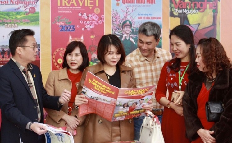 Hội báo Xuân Quý Mão tỉnh Thái Nguyên thu hút nhiều bạn đọc.