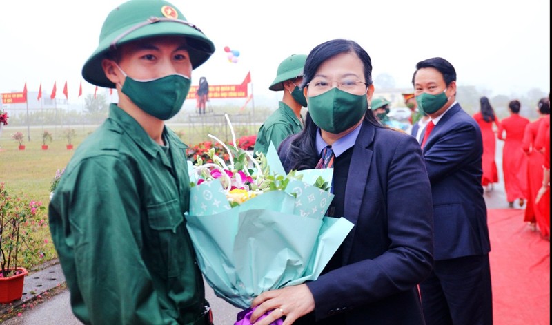 Lãnh đạo tỉnh Thái Nguyên tặng hoa chúc mừng tân binh nhập ngũ.