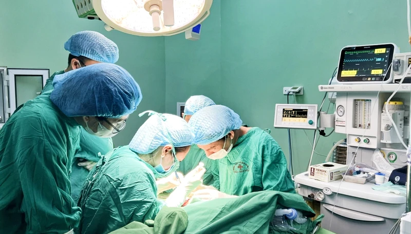 Hơn 5 giờ phẫu thuật, các y, bác sĩ Bệnh viện Trung ương Thái Nguyên nối liền bàn tay cho cháu bé.