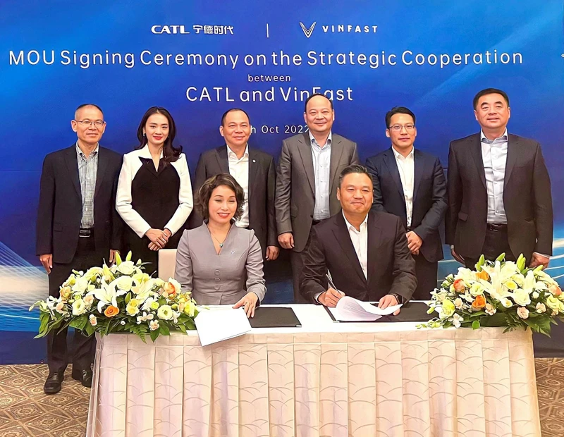 Ông Phạm Nhật Vượng - Chủ tịch Vingroup và ông Robin Zeng - Chủ tịch CATL (giữa) chứng kiến buổi ký kết biên bản ghi nhớ về hợp tác chiến lược giữa CATL và VinFast tại Osaka, Nhật Bản vào ngày 30/10/2022.