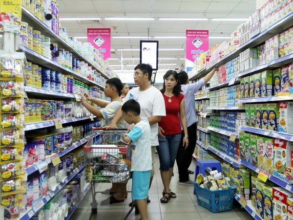 Người tiêu dùng mua sắm tại siêu thị. Ảnh: TTXVN