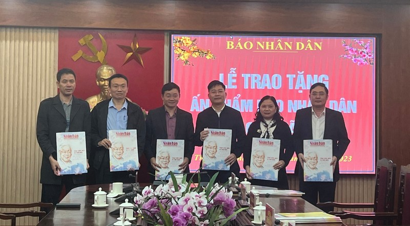 Văn phòng Đại diện Báo Nhân Dân tại Hà Tĩnh trao tặng ấn phẩm Nhân Dân Xuân Quý Mão cho đại diện lãnh đạo thị xã Kỳ Anh