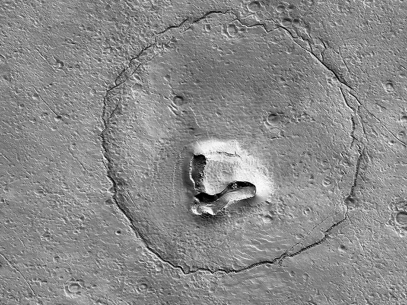 Miệng núi lửa giống khuôn mặt con gấu trên sao Hỏa. Ảnh:NASA/JPL-Caltech/UArizona