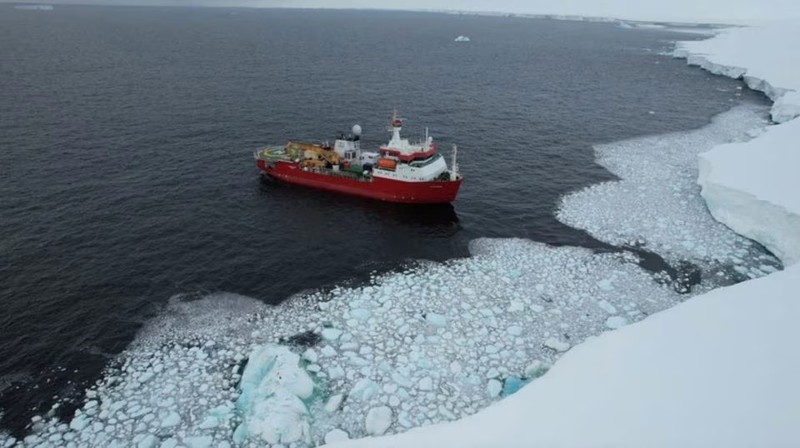 Tàu phá băng Laura Bassi của Italia chở các nhà khoa học nghiên cứu ở Nam Cực đến gần Vịnh Wales, Nam Cực ngày 31/1. Ảnh: Reuters.