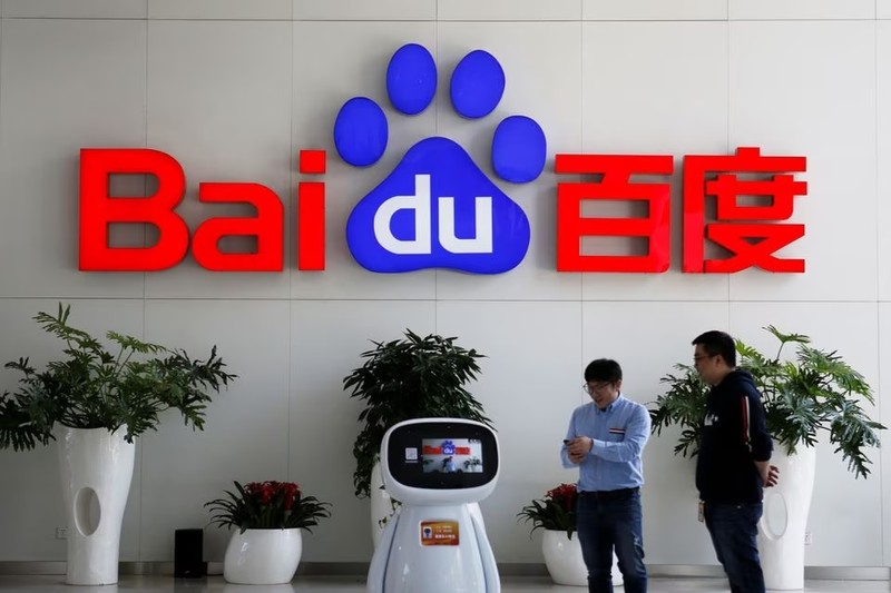 Con người tương tác với robot AI của Baidu tại trụ sở chính của công ty ở Bắc Kinh, Trung Quốc. Ảnh: Reuters.