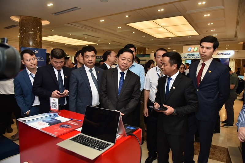 Phó Thủ tướng Trần Hồng Hà tham quan triển lãm bên lề Diễn đàn Cấp cao Chuyển đổi số Việt Nam - châu Á 2023.
