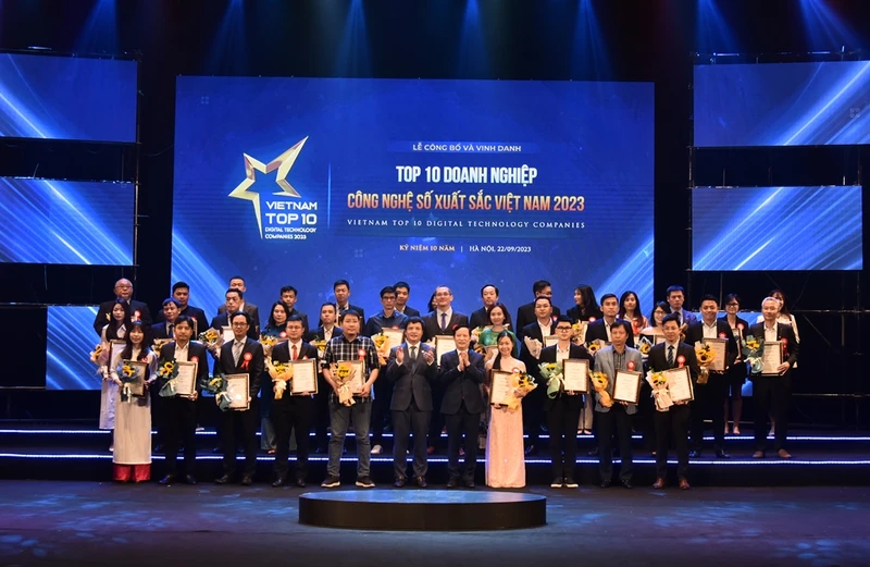 Lễ công bố và vinh danh Top 10 Doanh nghiệp công nghệ số xuất sắc Việt Nam 2023.