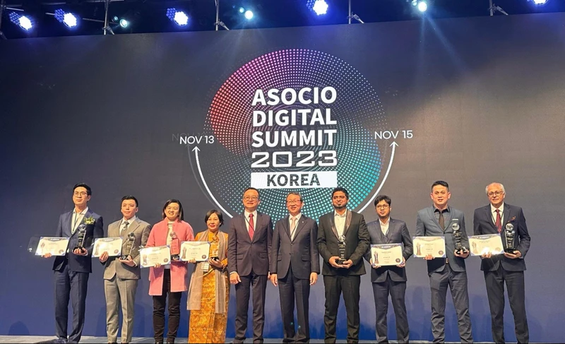 Đại diện FPT (thứ hai từ phải sang) cùng các doanh nghiệp xuất sắc châu Á - châu Đại dương được vinh danh tại Lễ trao giải ASOCIO 2023.