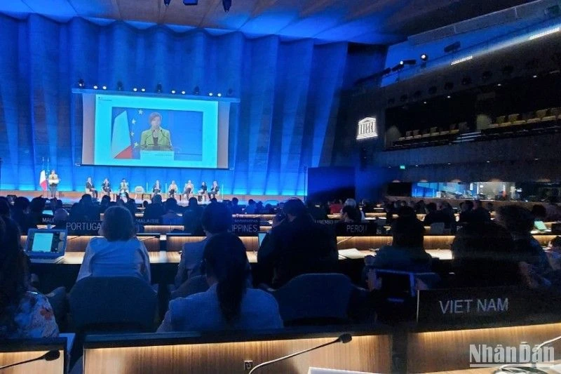 Phiên toàn thể Hội nghị cấp cao về giải quyết ô nhiễm rác thải nhựa tại trụ sở UNESCO. 