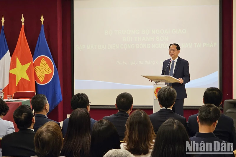 Bộ trưởng Ngoại giao Bùi Thanh Sơn đánh giá cao đóng góp của cộng đồng người Việt cho đất nước và cho quan hệ Việt Nam-Pháp. (Ảnh: Khải Hoàn)