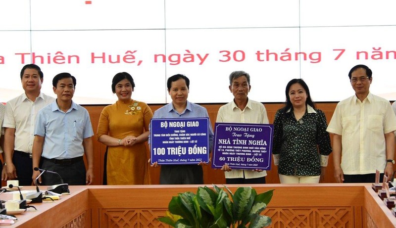 Đoàn công tác Bộ Ngoại giao do Bộ trưởng Bùi Thanh Sơn làm Trưởng đoàn đã trao quà tặng các đối tượng người có công với cách mạng tại Thừa Thiên Huế.