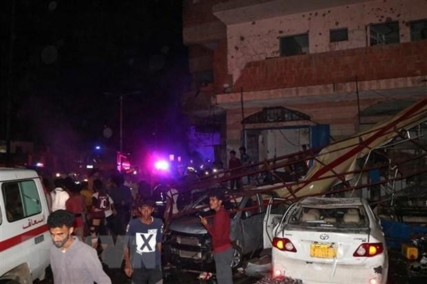 Hiện trường một vụ đánh bom xe gần sân bay tại thành phố cảng Aden, Yemen ngày 30/10/2021. (Ảnh: AFP/TTXVN)