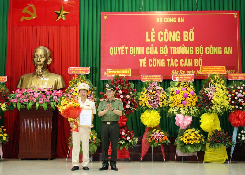 Thứ trưởng Công an Lương Tam Quang trao Quyết định điều động, bổ nhiệm Đại tá Trương Sơn Lâm giữ chức vụ Giám đốc Công an tỉnh Bến Tre.