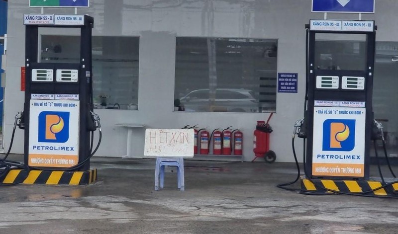 Một cửa hàng xăng dầu ở phường Phú Mỹ, thành phố Thủ Dầu Một treo bảng hết xăng, hết dầu.