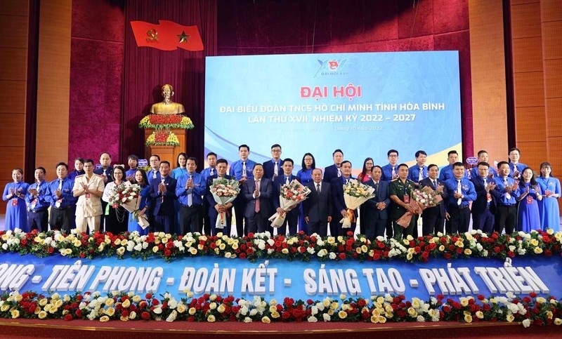 Các đồng chí lãnh đạo tỉnh Hòa Bình và Trung ương đoàn tặng hoa chúc mừng Ban Chấp Tỉnh đoàn khóa XVII, nhiệm kỳ 2022-2027 ra mắt Đại hội.