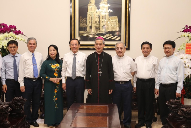 Đồng chí Nguyễn Văn Nên và đoàn công tác đến thăm và chúc mừng Giám mục Giuse Nguyễn Năng.