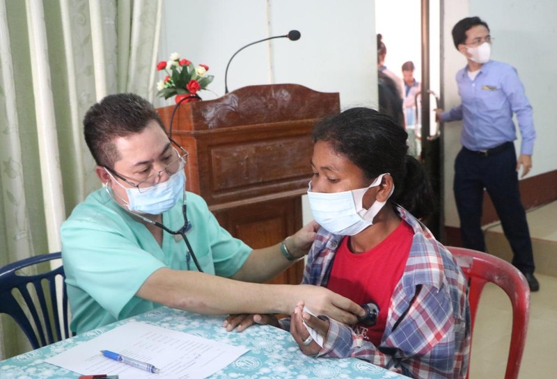 Bác sĩ Bệnh viện Chợ Rẫy-Phnom Penh khám bệnh cho người nghèo ở Koh Kong. (Ảnh: NGUYỄN HIỆP)