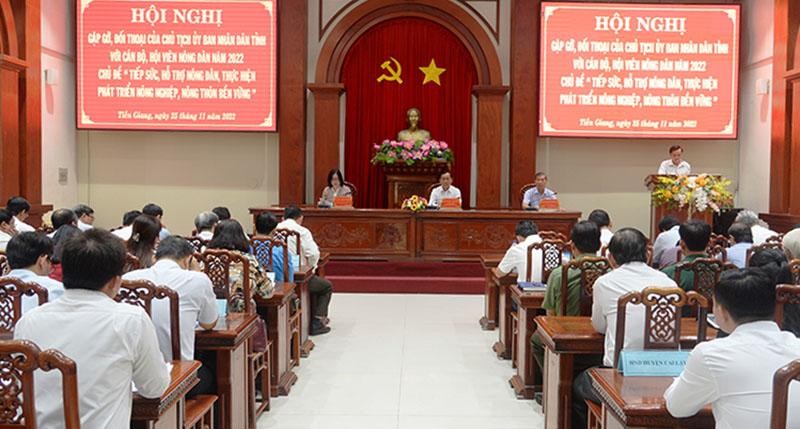 Lãnh đạo Ủy ban nhân dân tỉnh và các sở, ngành tỉnh Tiền Giang trả lời những ý kiến của nông dân.