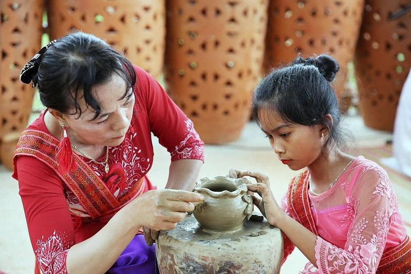 Nghệ thuật làm gốm của người Chăm được UNESCO ghi danh là Di sản văn hóa phi vật thể cần bảo vệ khẩn cấp. (Ảnh: Cục Di sản văn hóa)
