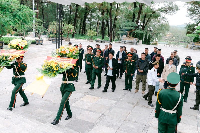 Đoàn dâng hương tại Nghĩa trang liệt sĩ quốc gia Trường Sơn.