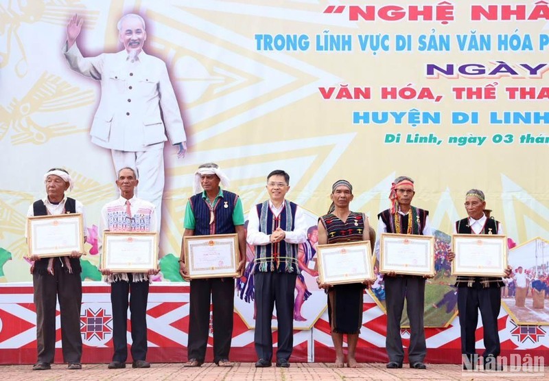 Phó Chủ tịch Ủy ban nhân dân tỉnh Lâm Đồng Đặng Trí Dũng trao huy hiệu và bằng công nhận “Nghệ nhân ưu tú” của Chủ tịch nước tặng 6 nghệ nhân. 
