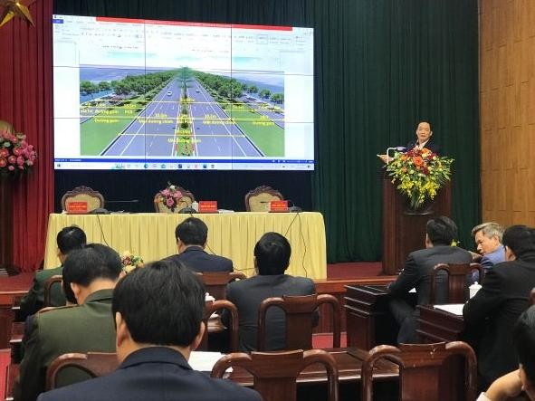 Chủ tịch Ủy ban nhân dân tỉnh Hưng Yên, Trần Quốc Văn thuyết trình hiệu quả của Dự án đầu tư xây dựng tuyến đường kết nối di sản văn hóa, du lịch và phát triển kinh tế dọc sông Hồng trên địa bàn tỉnh.