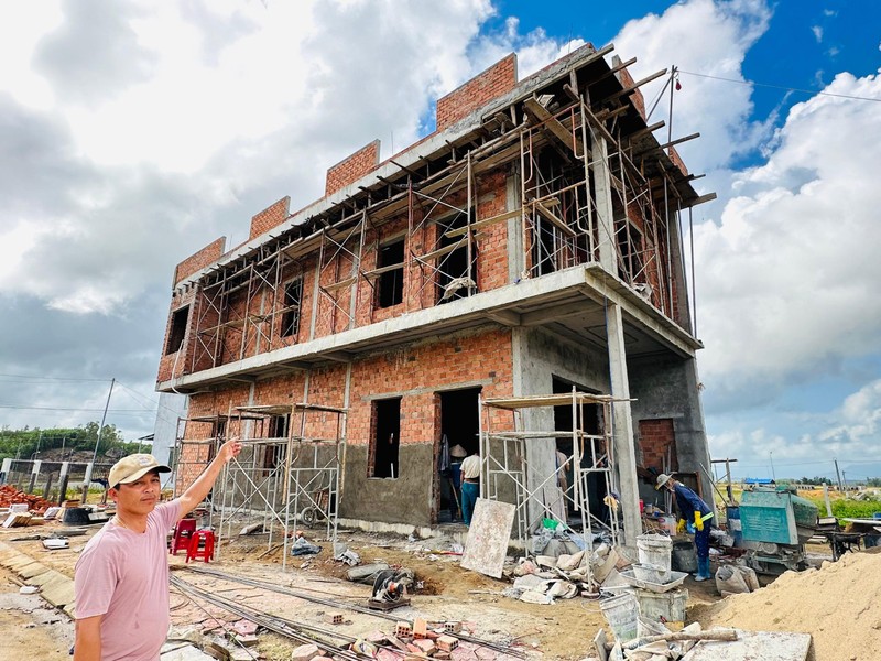Căn nhà 2 tầng của anh Nguyễn Ngọc Phát ở khu tái định cư Cà Ninh gần hoàn thành. 