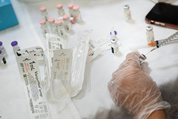 Một điểm tiêm vaccine ngừa Covid-19 tại Falls Church, Virginia, Mỹ. (Ảnh: AFP/TTXVN)