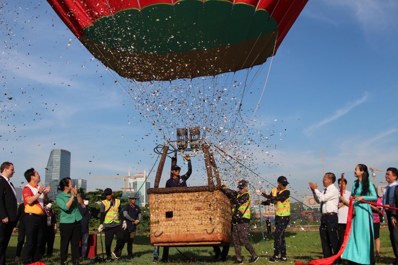 Nghi thức khai mạc Ngày hội Khinh khí cầu Thành phố Hồ Chí Minh lần 2. (Ảnh: THẾ ANH)