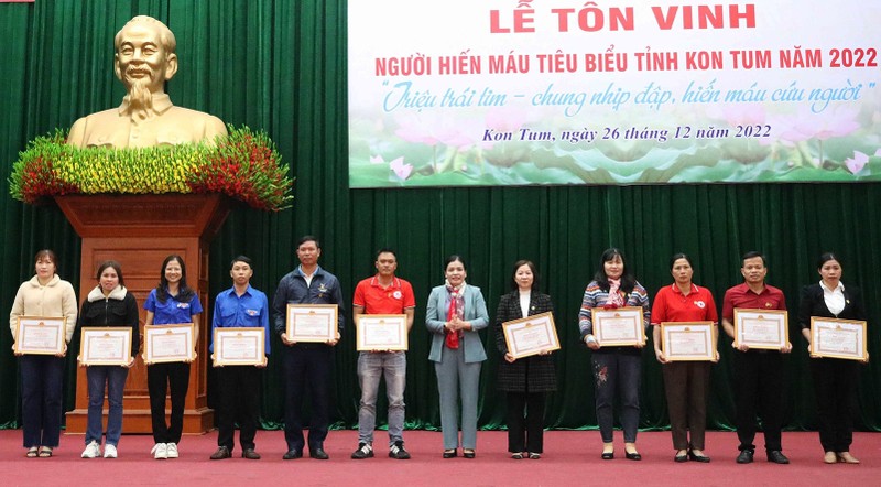 Tặng Bằng khen của Ủy ban nhân dân tỉnh Kon Tum cho 6 cá nhân và 5 gia đình có thành tích xuất sắc trong phong trào hiến máu và vận động hiến máu.