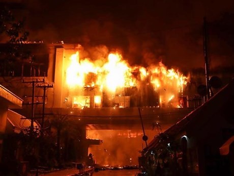 Lửa bốc ngùn ngụt tại hiện trường vụ cháy tổ hợp sòng bạc và khách sạn Grand Diamond City ở thành phố Poipet, tỉnh Banteay Meanchey, miền tây Campuchia, ngày 29/12/2022. (Ảnh: AFP/TTXVN)
