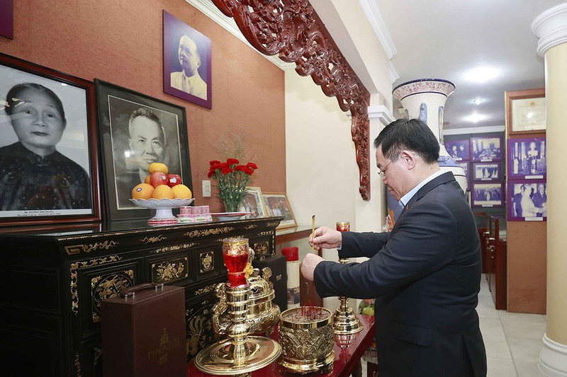 Chủ tịch Quốc hội Vương Đình Huệ dâng hương tưởng nhớ cố Chủ tịch Quốc hội Nguyễn Hữu Thọ. (Ảnh: TTXVN)
