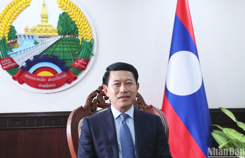 Phó Thủ tướng, Bộ trưởng Ngoại giao Lào Saleumxay Kommasith trả lời phỏng vấn báo chí Việt Nam trước chuyến thăm Lào của Thủ tướng Chính phủ Phạm Minh Chính.