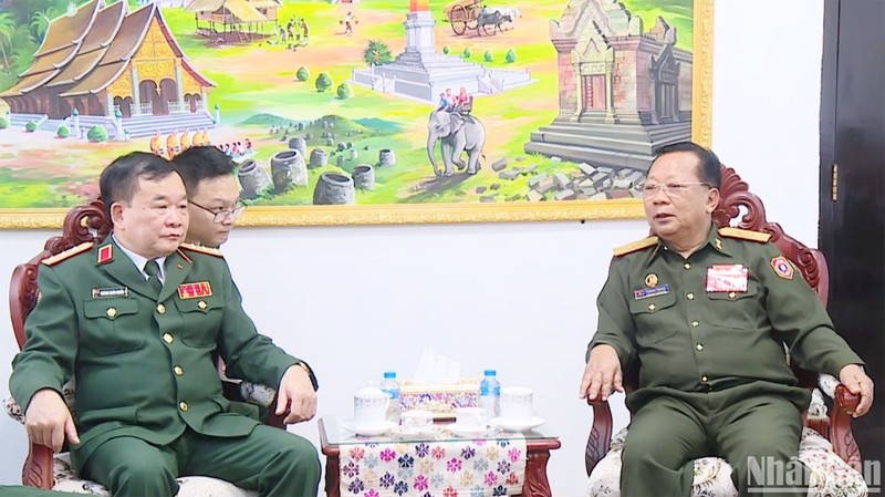Thượng tướng Hoàng Xuân Chiến và Đại tướng Chansamone Chanyalath tại buổi tiếp. 