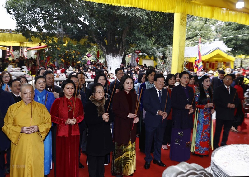 Quyền Chủ tịch nước Võ Thị Ánh Xuân và các đại biểu dâng hương tại Đền Hai Bà Trưng. (Ảnh: TTXVN)