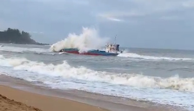 Hiện trường tàu Hoàng Gia 46 bị nạn trên vùng biển phường Phổ Thạnh, thị xã Đức Phổ (Quảng Ngãi).